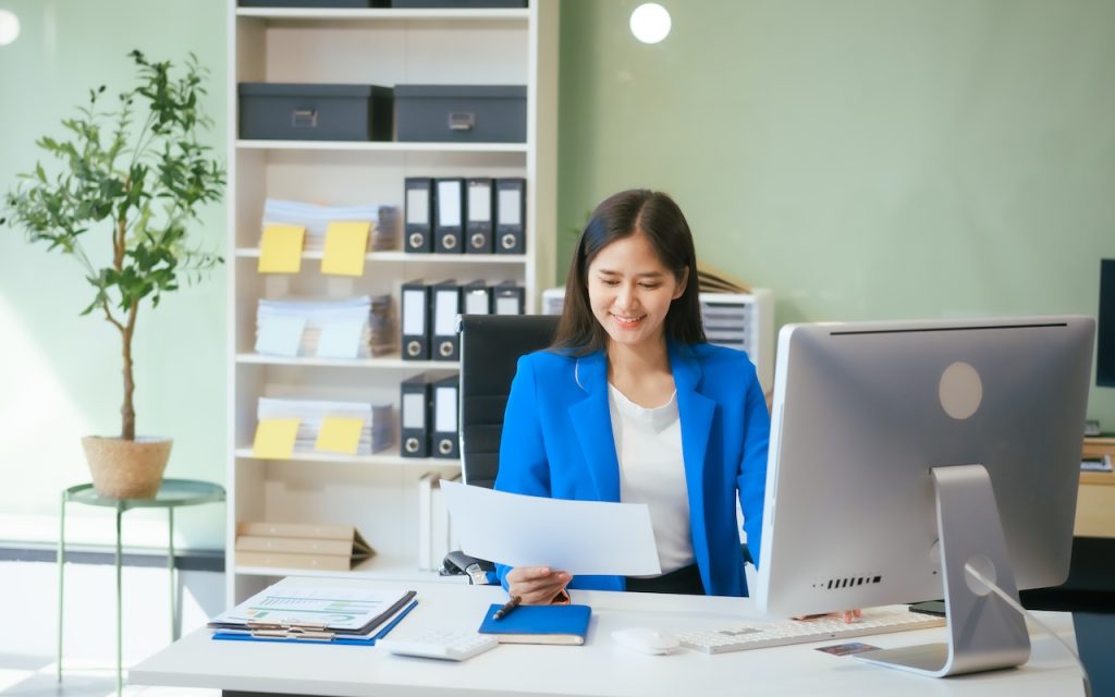 woman working on computer in office experiencing the benefits of managed it services